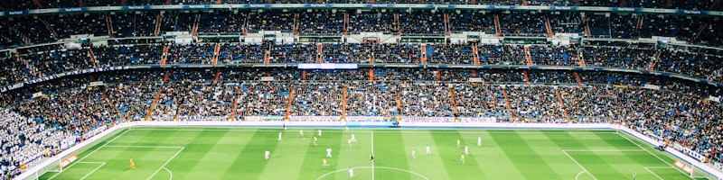 姆巴佩在比赛中高速带球突破防守球员的精彩瞬间