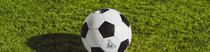 阿根廷队与法国队在决赛中激烈对抗的赛场画面