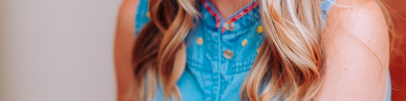 梅西举起世界杯冠军奖杯的模拟概念图